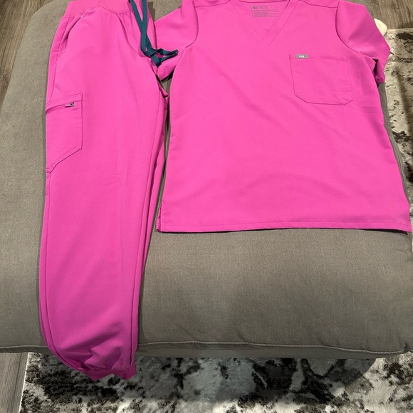 COPY - Figs set in bright fuchsia 
 Size Medium Tall 🩷 NWOT Jogger Bottoms . - Picture 2 of 2